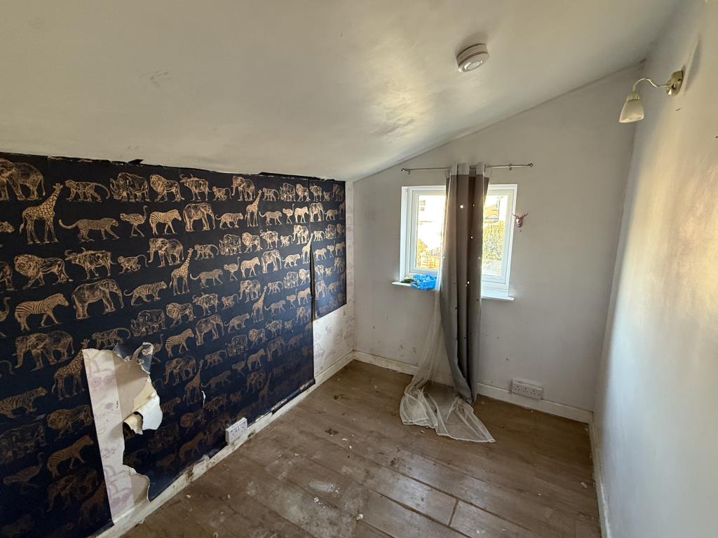 Lot: 134 - HOUSE IN NEED OF REFURBISHMENT - Rear Bedroom in house in need of refurbishment